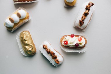 gri arka plan üzerinde çeşitli lezzetli tatlılar 