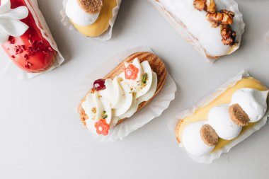 gri arka plan üzerinde çeşitli lezzetli tatlılar 