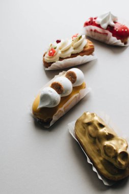 gri arka plan üzerinde çeşitli lezzetli tatlılar 