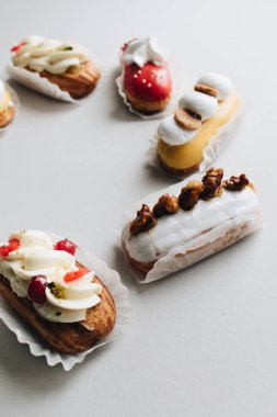 gri arka plan üzerinde çeşitli lezzetli tatlılar 