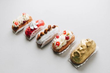 gri arka plan üzerinde çeşitli lezzetli tatlılar 