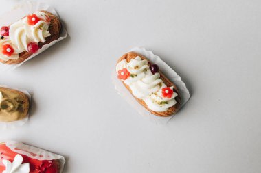 gri arka plan üzerinde çeşitli lezzetli tatlılar 