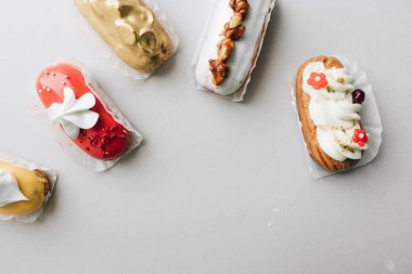 gri arka plan üzerinde çeşitli lezzetli tatlılar 