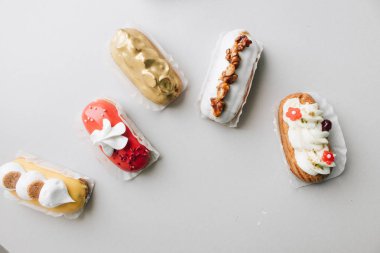 gri arka plan üzerinde çeşitli lezzetli tatlılar 