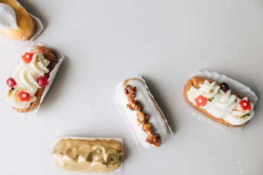 gri arka plan üzerinde çeşitli lezzetli tatlılar 