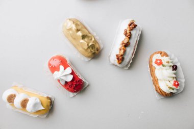 gri arka plan üzerinde çeşitli lezzetli tatlılar 