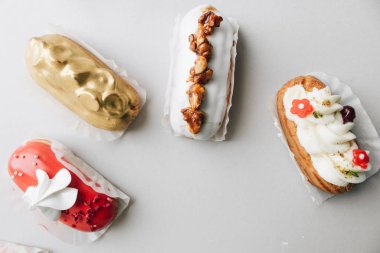 gri arka plan üzerinde çeşitli lezzetli tatlılar 