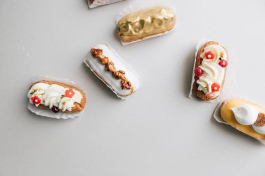 gri arka plan üzerinde çeşitli lezzetli tatlılar 