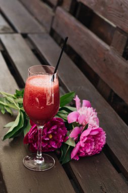 masaya yaz kokteyl, yaz içki, pembe peony çiçek bardak