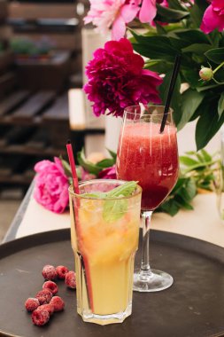 iki lezzetli kokteyller yaz çubuk 
