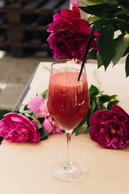 greyfurt, şakayık çiçekleri tablo ile lezzetli kokteyl 