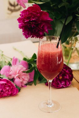 ahşap masa üzerinde greyfurt ile lezzetli kokteyl