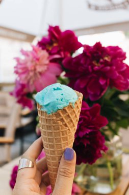 Kadın el gözleme koni dondurma ile tutarak 