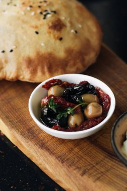 Ev yapımı taze ekmek ve zeytin ahşap tahta üzerinde 