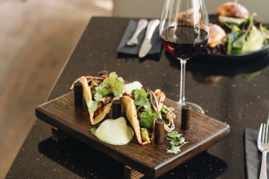 sebze ve maydanoz, Meksika mutfağı, kırmızı şarap ile lezzetli tacos 