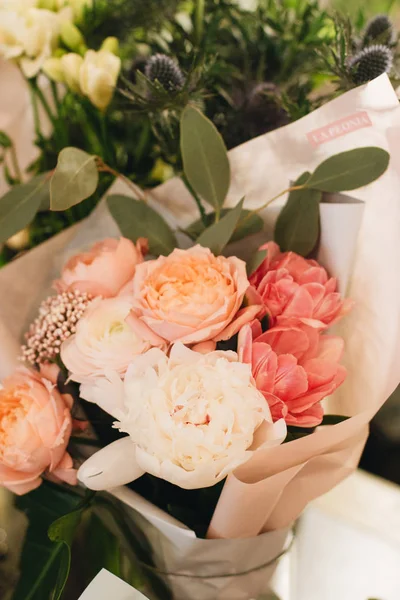 Hermoso Ramo Primavera Con Tiernas Flores Color Rosa Elegante Decoración — Foto de Stock