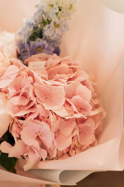 Hermoso Ramo Primavera Con Tiernas Flores Hortensias Rosadas Elegante Decoración — Foto de Stock