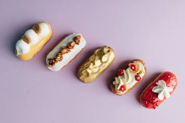 Reihe Von Verschiedenen Köstlichen Süßigkeiten Auf Lila Hintergrund Süßwaren Flache — Stockfoto