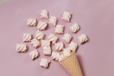 çıtır gofret koni mor arka plan, gıda düz lay üzerinde dağınık marshmallow ile