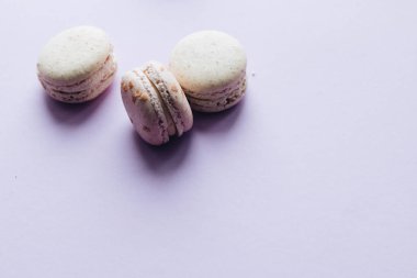 kompozisyon mor tablo, tatlı tatlı lezzetli macaroons 