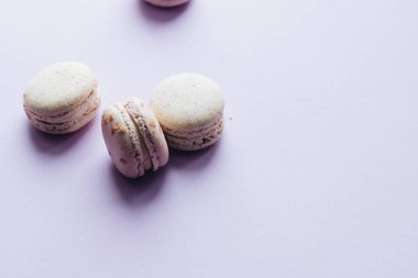 kompozisyon mor tablo, tatlı tatlı lezzetli macaroons 