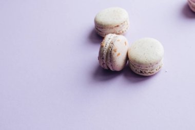 kompozisyon mor tablo, tatlı tatlı lezzetli macaroons 