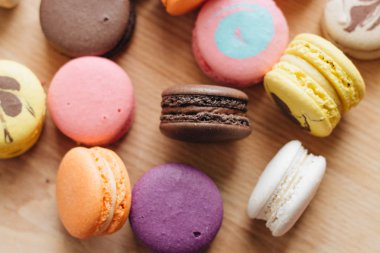 kompozisyon lezzetli renkli macaroons, tatlı tatlı 