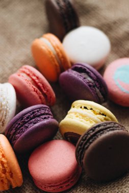 kompozisyon lezzetli renkli macaroons, tatlı tatlı 