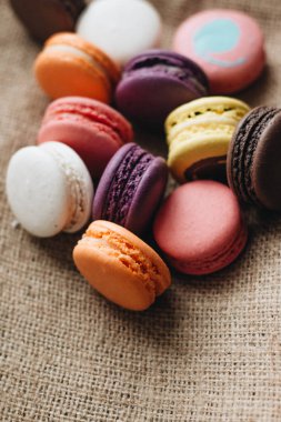 kompozisyon lezzetli renkli macaroons, tatlı tatlı 