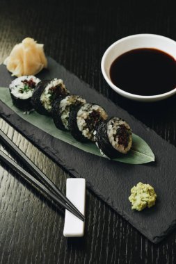 Soya sosu ve wasabi ile Asya geleneksel sushi 