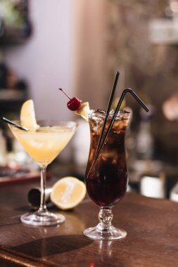 buz, kiraz ve payet ile iki lezzetli kokteyller çubuk 