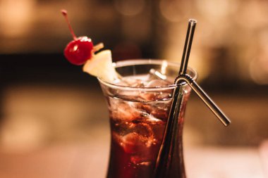 buz küpleri, kiraz ve payet ile lezzetli kokteyl çubuk 