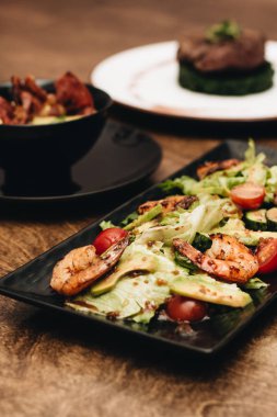 lezzetli fırında sebze ve karides tepsi 