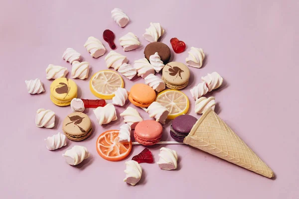 Disposición Plana Deliciosos Malvaviscos Dulces Macarrones Colores Sobre Fondo Lila — Foto de Stock