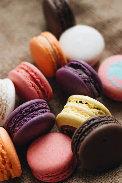 Kompozisyon Lezzetli Renkli Macaroons Tatlı Tatlı — Stok fotoğraf