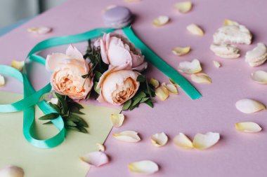 güzel şakayık çiçekleri, şerit ve pembe bir arka plan üzerinde boş kartı 