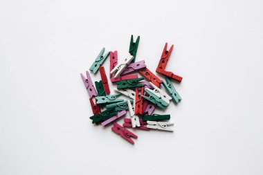 dağınık giysi beyaz arka plan üzerinde izole mandal yığını