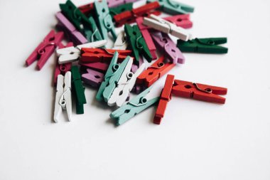 dağınık giysi beyaz arka plan üzerinde izole mandal yığını