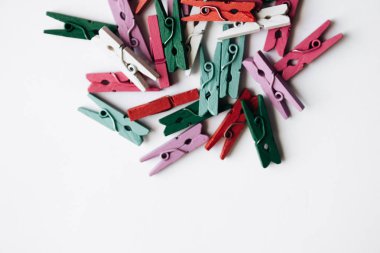 dağınık giysi beyaz arka plan üzerinde izole mandal yığını