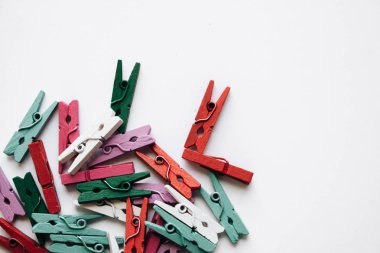 dağınık giysi beyaz arka plan üzerinde izole mandal yığını