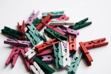 dağınık giysi beyaz arka plan üzerinde izole mandal yığını