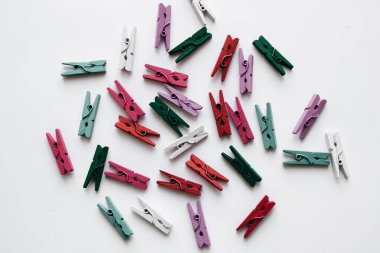 dağınık giysi beyaz arka plan üzerinde izole mandal yığını