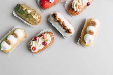 gri arka plan üzerinde çeşitli lezzetli tatlılar 