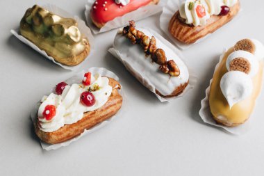 gri arka plan üzerinde çeşitli lezzetli tatlılar 