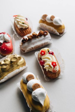 gri arka plan üzerinde çeşitli lezzetli tatlılar 