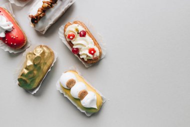 gri arka plan üzerinde çeşitli lezzetli tatlılar 