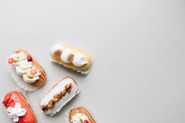 gri arka plan üzerinde çeşitli lezzetli tatlılar 