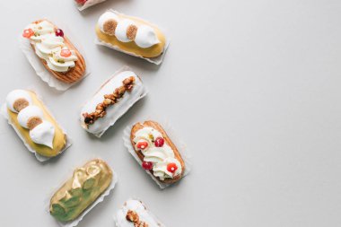 gri arka plan üzerinde çeşitli lezzetli tatlılar 