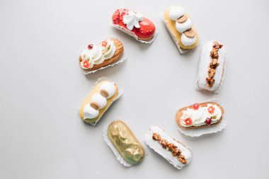 gri arka plan üzerinde çeşitli lezzetli tatlılar 