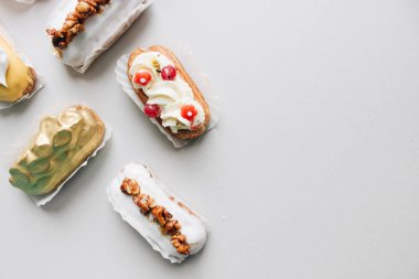 gri arka plan üzerinde çeşitli lezzetli tatlılar 